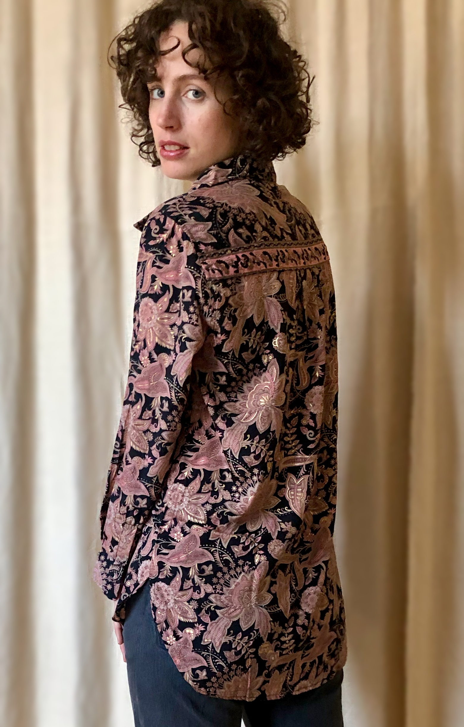Loose button shirt Black Lily back.