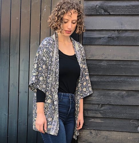 Short kimono jacket in gold flower black